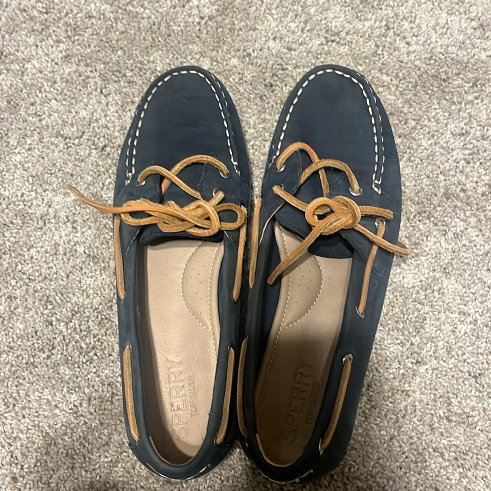 Sperry boat shoes in navy blue with white stitching. Barely worn. STS99168